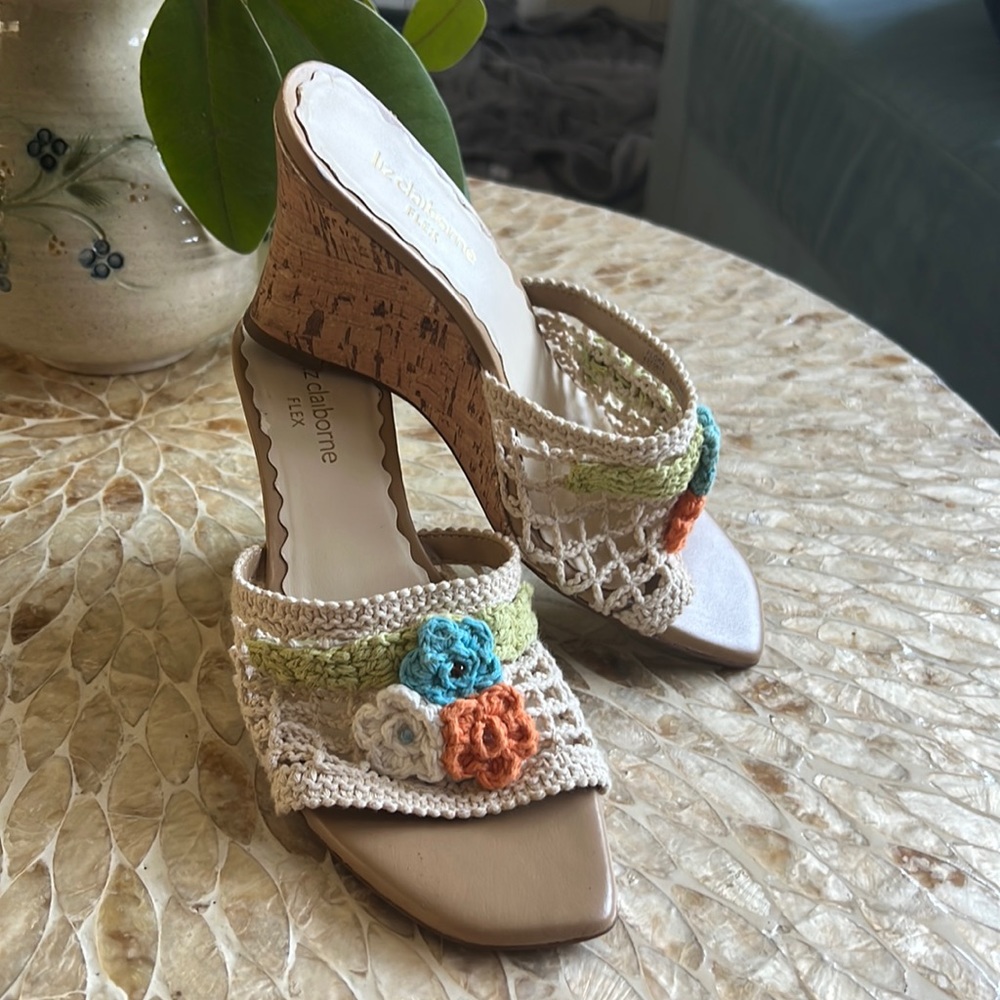 Liz Claiborne FLEX Wedge Sandal with Cream Macrame and Floral Detail, Size 6.5